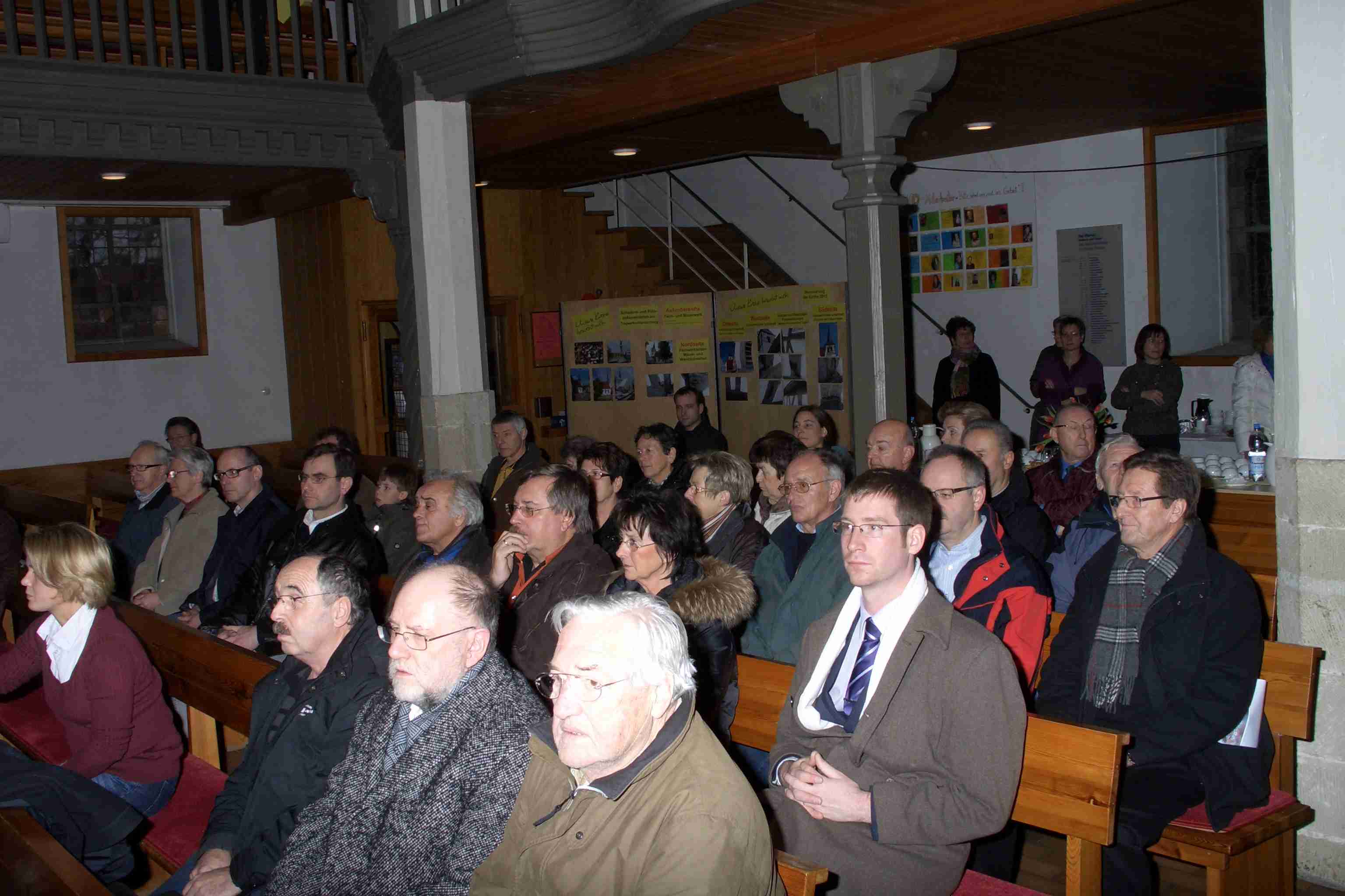 Besucher bei der Vorstellung der Kirchenrenovierung