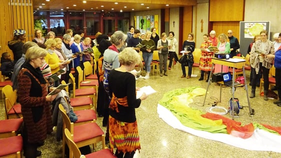 Auch in Kirchheim hat wieder ein ökumenisches Team von Frauen einen Weltgebetstags-Gottesdienst organisiert, der im Christoph-Weiß-Haus stattfand. Mit einer Ansprache zum Motto „Steh auf und geh“ (Johannes 5, 2 – 9a), einer gottesdienstlichen Liturgie mit vielen Liedern aus Sambia sowie eine landeskundliche Einführung. Im Anschluss verschiedene kulinarische Versucherle aus der Küche Simbabwes.