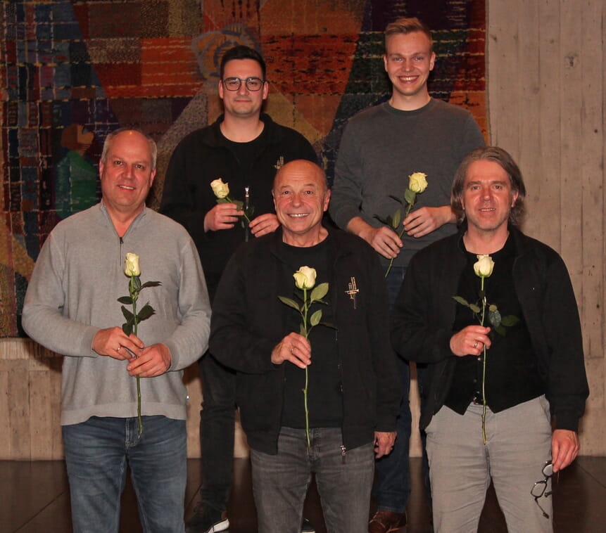Hinten v.l.: Neuer 1. Vorstand Georg Zimmer und neuer Chorleiter Sebastian Potrafke. Vorne v.l.: Verabschiedeter 2. Vorstand Oliver Hof&auml;cker und Chorleiter Michael Winter, neuer 2. Vorstand G&ouml;tz Schwarzkopf