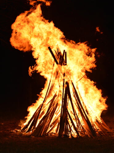 Osterfeuer am Ostermorgen